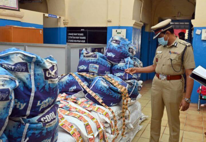 1800 kg of Gutka smuggled from Mysore to Trichy seized மைசூரில் இருந்து திருச்சிக்கு கடத்தி வரப்பட்ட 1800 கிலோ குட்கா பறிமுதல்