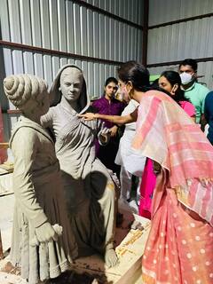 पुण्यातील शिल्पकार तरुणीच्या शिल्पाकृतीचं सुप्रिया सुळेंनी केलं कौतुक!