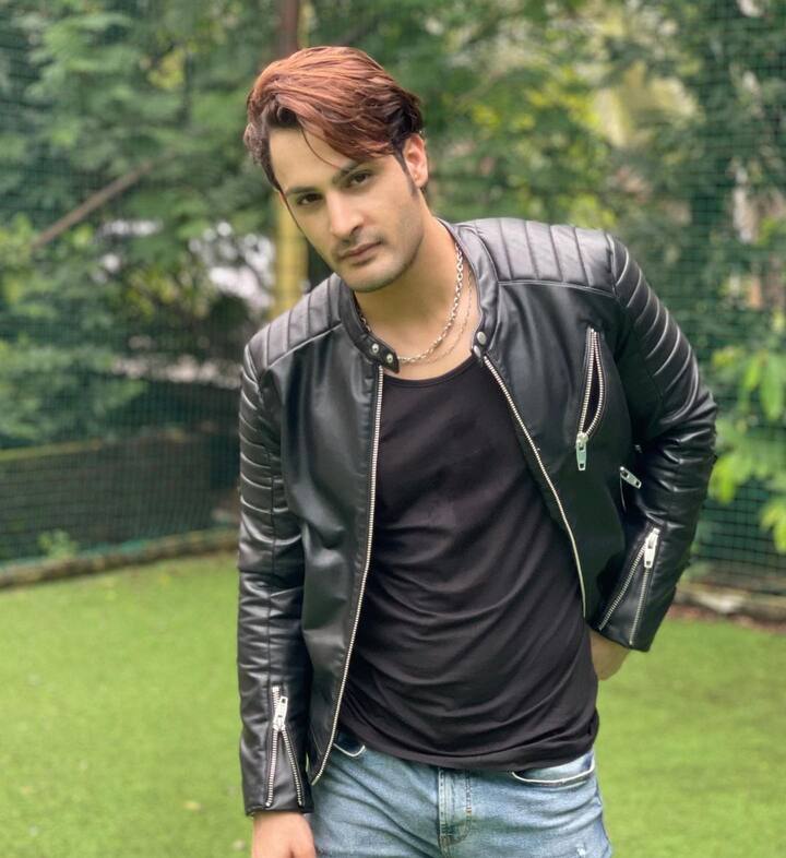 बिग बॉस 13 में दूसरे नंबर पर रहे आसिम रियाज के भाई उमर रियाज पेशे से एक डॉक्टर हैं वो मुंबई के एक नामी अस्पताल में जनरल सर्जन हैं. कोरोना काल में उन्होंने फ्रंटलाइन वर्कर की तरह काम किया. इस दौरान उन्होंने अपने काम को लेकर कई वीडियो भी शेयर किए थे. उमर को इससे पहले बिग बॉस में उस वक्त देखा गया था जब वो अपने भाई को सपोर्ट करने पहुंचे थे.