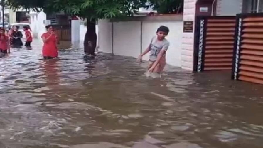 Gujarat Monsoon Update : ભાવનગરમાં ધોધમાર વરસાદથી જળબંબાકાર, લોકોના ઘરમાં ભરાયા પાણી Gujarat Monsoon Live Update : Know about rain situations in Gujarat Gujarat Monsoon Update : ભાવનગરમાં ધોધમાર વરસાદથી જળબંબાકાર, લોકોના ઘરમાં ભરાયા પાણી