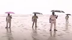 Digha: দিঘা-সহ উপকূলবর্তী এলাকায় দফায় দফায় বৃষ্টি, দুর্ঘটনা এড়াতে সতর্ক পুলিশ-প্রশাসন | Bangla News