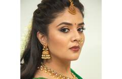 Sreemukhi Photos: శ్రీముఖి సిత్రాలు.. పచ్చరంగు లంగావోణిలో పటాస్ భామ అందాలు