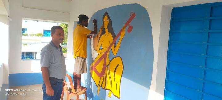 অব্যবহৃত স্কুলে ক্রমশ ক্ষয় দেখা দিচ্ছিল। ধীরে ধীরে শ্যাওলা থেকে ঘাস, লতানে গাছ-গাছালিতে জঙ্গলে পরিণত হচ্ছিল স্কুল চত্বর।