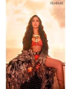 Nora Fatehi : नोराचे हॉट फोटो व्हायरल, सोशल मीडियावर धुमाकूळ, चाहते घायाळ!