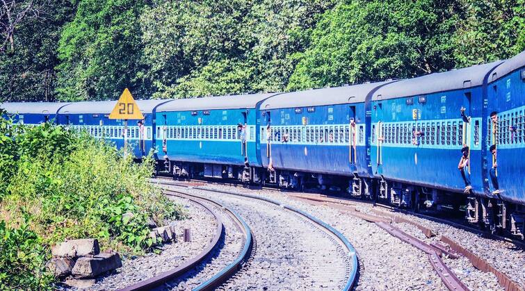 South Central Railway Announced New Time Table for trains with effect from October 1st 2021 South Central Railway: రైళ్ల రాకపోకల సమయాల్లో మార్పులు.. అక్టోబర్ 1 నుంచి అమల్లోకి.. దక్షిణ మధ్య రైల్వే వెల్లడి