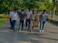 Noida Encounter: मोबाइल छीनने वाले बदमाशों से पुलिस की मुठभेड़, फायरिंग में एक घायल, दो गिरफ्तार