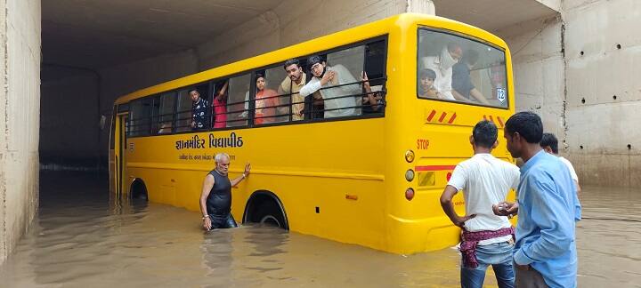 Botad : Bus trapped in Underpass with 40 students , rescue over Botad : કેડસમા પાણી ભરેલા અંડરપાસમાં 40 બાળકો સાથે ડ્રાઇવરે નાંખી સ્કૂલ બસ ને પછી...