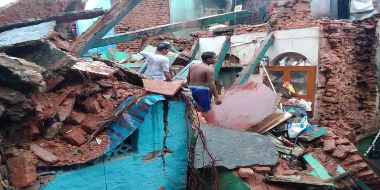 Kolkata rain A part of a two-storey house in Ahiritola Lane collapsed and people, including children,  trapped Kolkata: বৃষ্টিতে আহিরীটোলা স্ট্রিটে পুরানো বাড়ি ভেঙে মৃত্যু প্রৌঢ়া ও শিশুর, উদ্ধার বেশ কয়েকজন