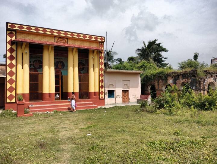 এখানে সিংহের পরিবর্তে দেখা যায় নরসিংহকে।