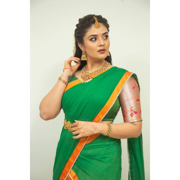 శ్రీముఖి సిత్రాలు.. పచ్చరంగు లంగావోణిలో పటాస్ భామ అందాలు (Courtesy: Sreemukhi/Instagram)