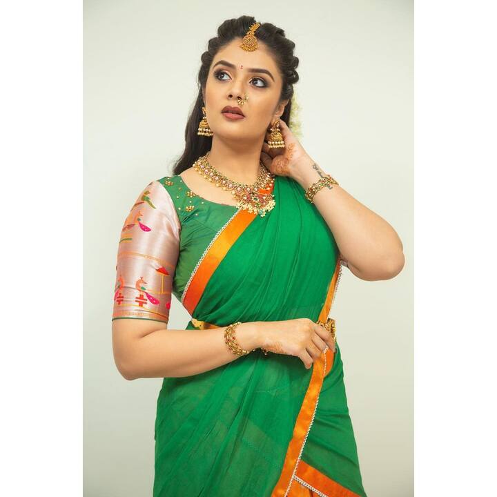 శ్రీముఖి సిత్రాలు.. పచ్చరంగు లంగావోణిలో పటాస్ భామ అందాలు (Courtesy: Sreemukhi/Instagram)