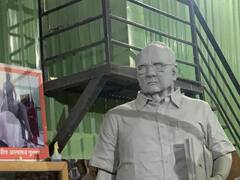 पुण्यातील शिल्पकार तरुणीच्या शिल्पाकृतीचं सुप्रिया सुळेंनी केलं कौतुक!