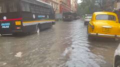 Kolkata Rains: लगातार हो रही बारिश से कोलकाता की सड़कें बनीं समंदर