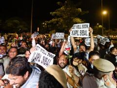 Congress Crisis: पार्टी नेतृत्व पर कपिल सिब्बल के बयान से फूटा गुस्सा, घर के बाहर कांग्रेस कार्यकर्ताओं का प्रदर्शन- Pics