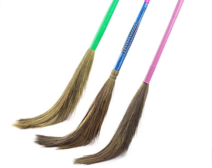 Vastu tips for broom Vastu Tips: વાસ્તુ અનુસાર આ નિયમથી  સાવરણીને  આ રીતે રાખવાથી કયારેય નથી થતી સમૃદ્ધિમાં કમી