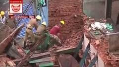 House Collapsed: 'আহিরিটোলায় ধ্বংসস্তুপের নিচে আটকে বৃদ্ধা ও শিশু', জানালেন শশী পাঁজা | Bangla News