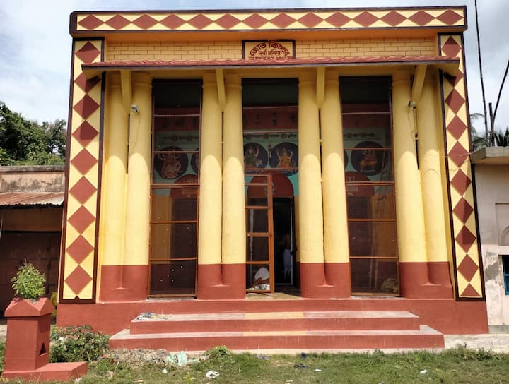 একই কাঠামোয় কার্তিক, গণেশ, লক্ষ্মী, সরস্বতী ও মহিষাসুর থাকলেও এখানে শুধু কার্তিকের বাহন ময়ূর দেখা যায়, তাছাড়া লক্ষী বা সরস্বতীর বাহনকে এখানে দেখা যায় না