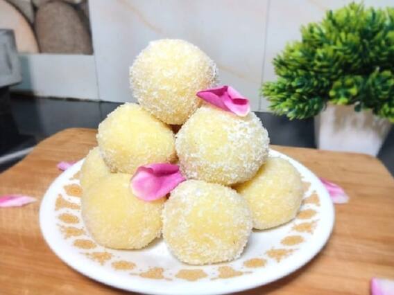 Coconut Laduu Recipe: घर में बनाना चाहते हैं कुछ मीठा तो ट्राई करें नारियल लड्डू की आसान रेसिपी