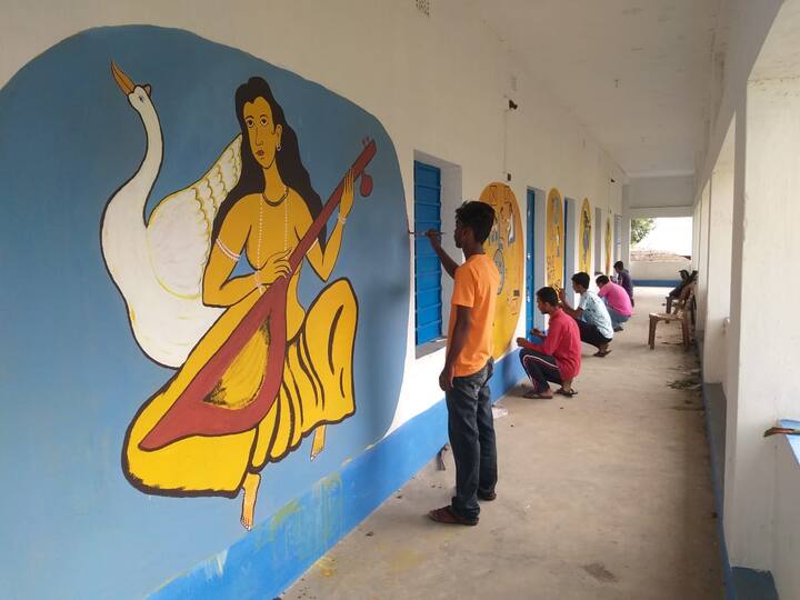 ২০২০ থেকেই বন্ধ হয়েছে বিদ্যালয় চত্বর। পড়ুয়াদের আনাগোনা নেই। ক্রমশই ফিকে হয়ে পড়ছিল বিদ্যালয় ভবনটি।