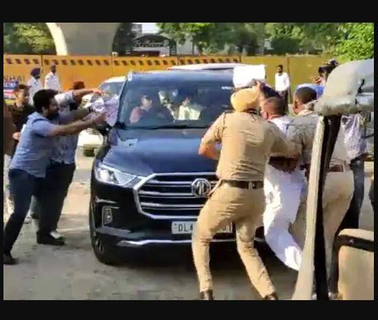 Arriving in Ludhiana, Kejriwal's protest was surrounded by youth on agricultural laws and water issues ਲੁਧਿਆਣਾ ਪਹੁੰਚੇ ਕੇਜਰੀਵਾਲ ਦਾ ਵਿਰੋਧ, ਖੇਤੀ ਕਾਨੂੰਨਾਂ ਤੇ ਪਾਣੀ ਦੇ ਮੁੱਦੇ 'ਤੇ ਨੌਜਵਾਨਾਂ ਨੇ ਘੇਰਿਆ 