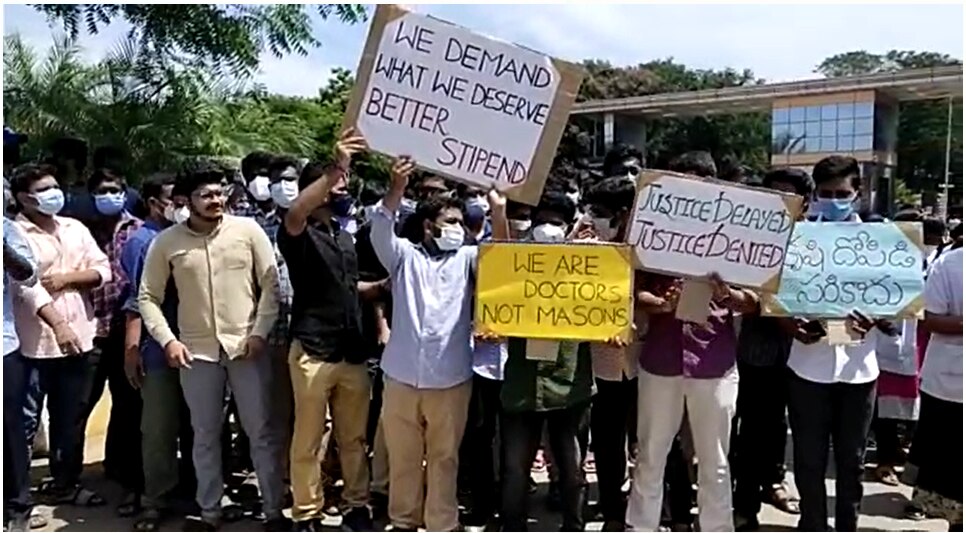 Medical Students Agitation: నెల్లూరు నారాయణ మెడికల్ కాలేజీలో విద్యార్థుల ఆందోళన.. కనీస స్టైఫండ్ ఇవ్వలేదని ఆరోపణ..