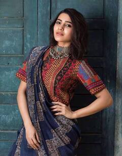 Photos: स्टाइलिश ब्लाउज और खूबसूरत गहनों के साथ सिंपल साड़ी को भी बेहद जबरदस्त बना देती हैं सामंथा, देखिए शानदार तस्वीरें