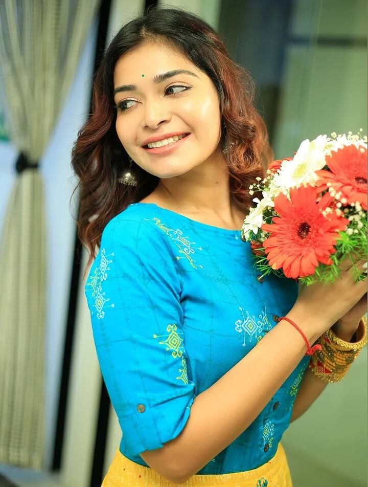 அவள் விழியின் கனிவில் இந்த உலகம் பணியும் சிறு நொய்யளவு ஐயமில்லை