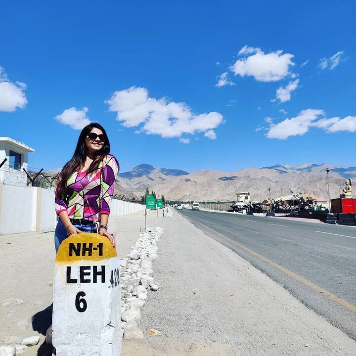 वीणा जगतापने बिग बॉस मराठीचे दुसरे पर्व गाजवले होते. शिव ठाकरे आणि वीणा जगतापची जोडी चाहत्यांच्या आवडीची ठरते.  त्या दोघांच्या नावाचे सोशल मीडियावर अनेक अकाउंट्स आहेत.