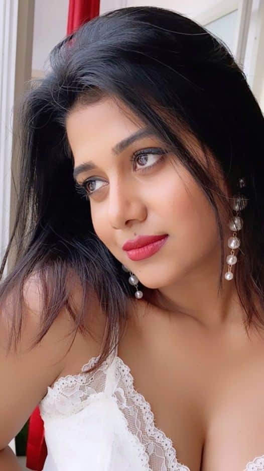 கால்கள் இரண்டும் இருந்தும் வானில் பறக்கிறேன் என்னவோ ஆகிறேன்