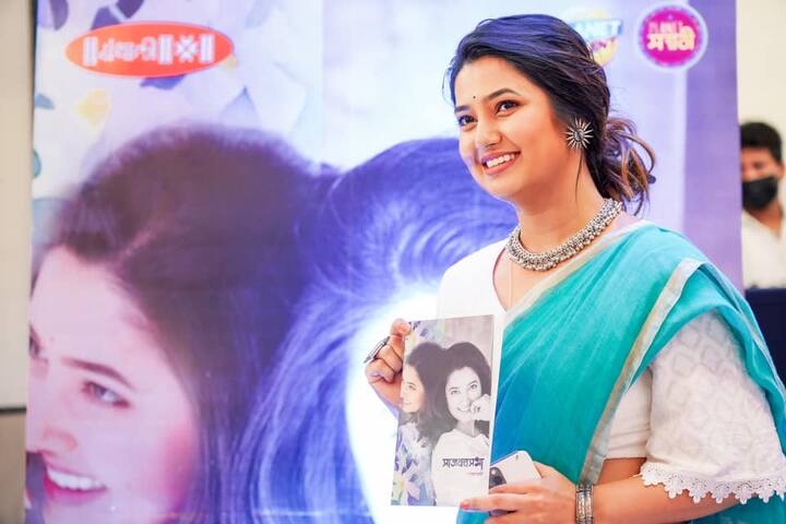 प्राजक्ता माळी अभिनेत्री, नृत्यांगणा म्हणून चाहत्यांना माहितच आहे. पण आता ती कवयित्री म्हणून देखील प्रेक्षकांच्या भेटीला आली आहे. तिचा 'प्राजक्तप्रभा' नावाचा कवितासंग्रह प्रदर्शित झाला आहे. प्लॅनेट मराठी या ओटीटी प्लॅटफॉर्मने तिच्या या पहिलावहिल्या  कवितासंग्रहाचे प्रकाशन केले आहे.