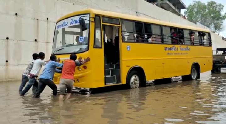 Botad : કેડસમા પાણી ભરેલા અંડરપાસમાં 40 બાળકો સાથે ડ્રાઇવરે નાંખી સ્કૂલ બસ ને પછી...