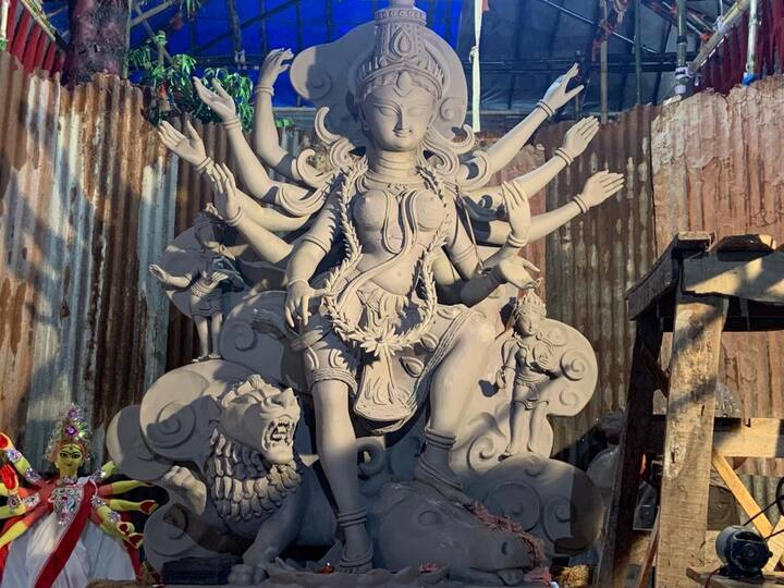 সবশেষে মণ্ডপের হৃদয়ে প্রকাশিত হবেন দেবী দুর্গা, আবরণহীন।