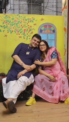 Fashion Story: 'পরব'-এ বসল চাঁদের হাট, আপ্লুত দেবযানী-সুজয় প্রসাদ