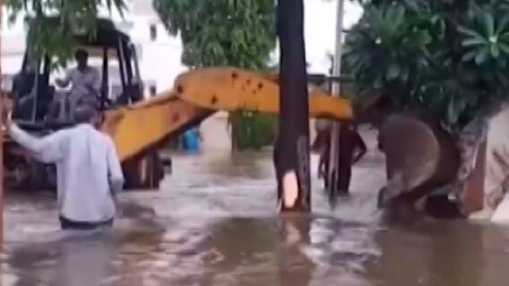 ભાવનગરઃ શહેરમાં જળબંબાકારની સ્થિતિ, સોસાયટીઓમાં ફરી વળ્યા વરસાદી પાણી