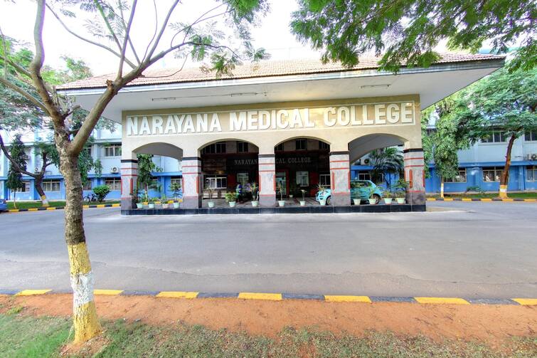 Narayana medical college students agitation in Nellore Medical Students Agitation: నెల్లూరు నారాయణ మెడికల్ కాలేజీలో విద్యార్థుల ఆందోళన.. కనీస స్టైఫండ్ ఇవ్వలేదని ఆరోపణ..