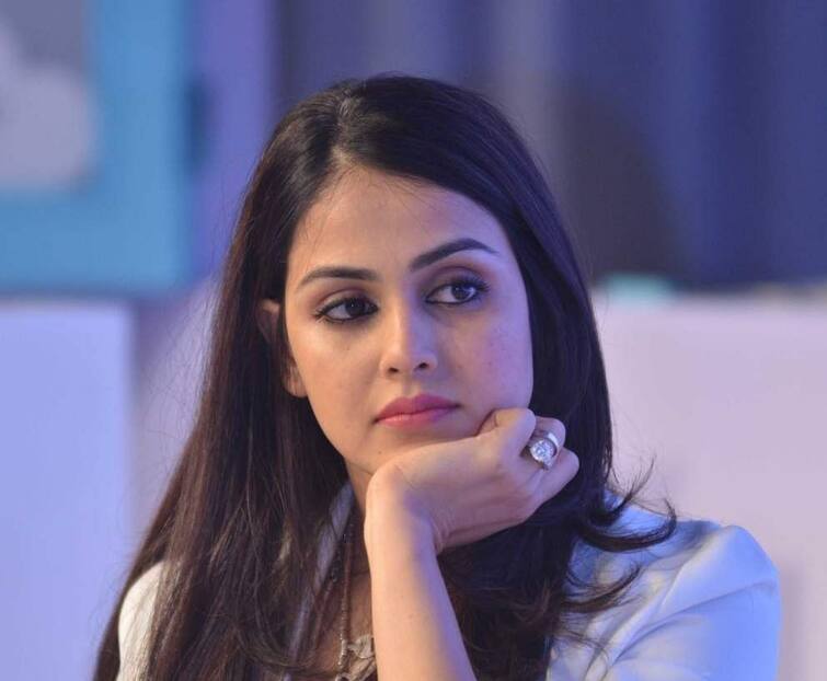 Genelia D'Souza slams troll who called her cheap vulgar aunty Genelia D'Souza: 'వల్గర్ ఆంటీ.. చీప్' అంటూ జెనీలియాపై దారుణమైన కామెంట్స్.. ఘాటు రిప్లై ఇచ్చిన బ్యూటీ.. 