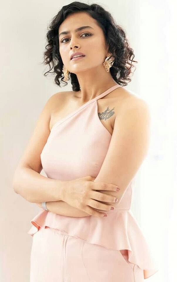 என்ன சாஞ்சி சாஞ்சி நீ பார்த்து உன்னில் சிக்க வைக்கிற