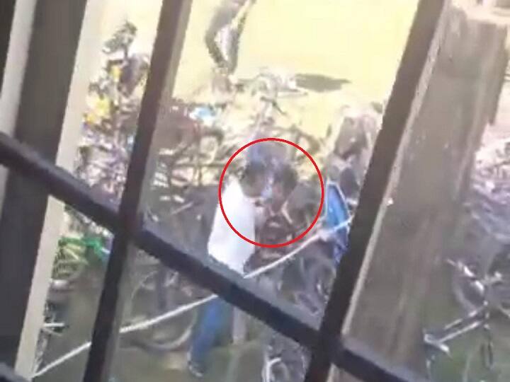 Teacher beat up the student assuming a cycle thief, the police engaged in the investigation after the video was VIRAL ann Bihar Crime: साइकिल चोर समझकर शिक्षक ने की छात्र की पिटाई, वीडियो VIRAL होने के बाद जांच में जुटी पुलिस