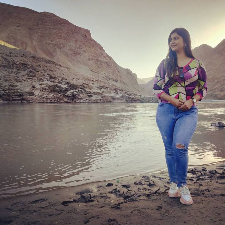 वीणा सोशल मीडीयावर अॅक्टीव्ह असते. तिने या ट्रीपचे फोटो शेअर केल्यानंतर चाहतेदेखील तिचे भरभरुन कौतुक करत आहेत. तिने  सोशल मीडियावर ट्रीप संदर्भातील रिल्सदेखील पोस्ट केले आहेत.