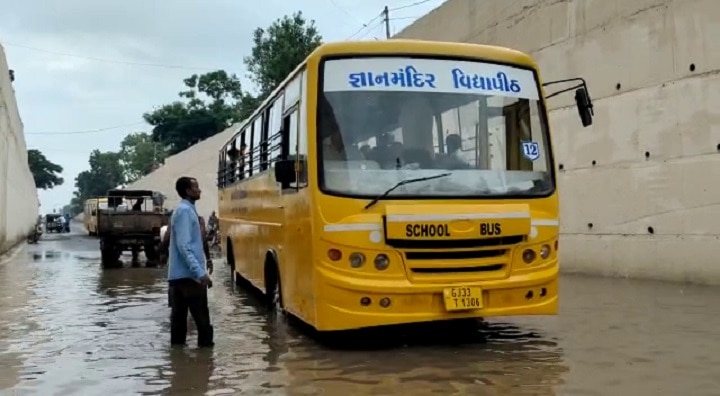 Botad : કેડસમા પાણી ભરેલા અંડરપાસમાં 40 બાળકો સાથે ડ્રાઇવરે નાંખી સ્કૂલ બસ ને પછી...