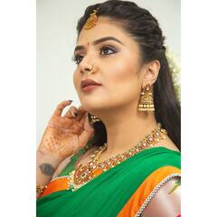 Sreemukhi Photos: శ్రీముఖి సిత్రాలు.. పచ్చరంగు లంగావోణిలో పటాస్ భామ అందాలు