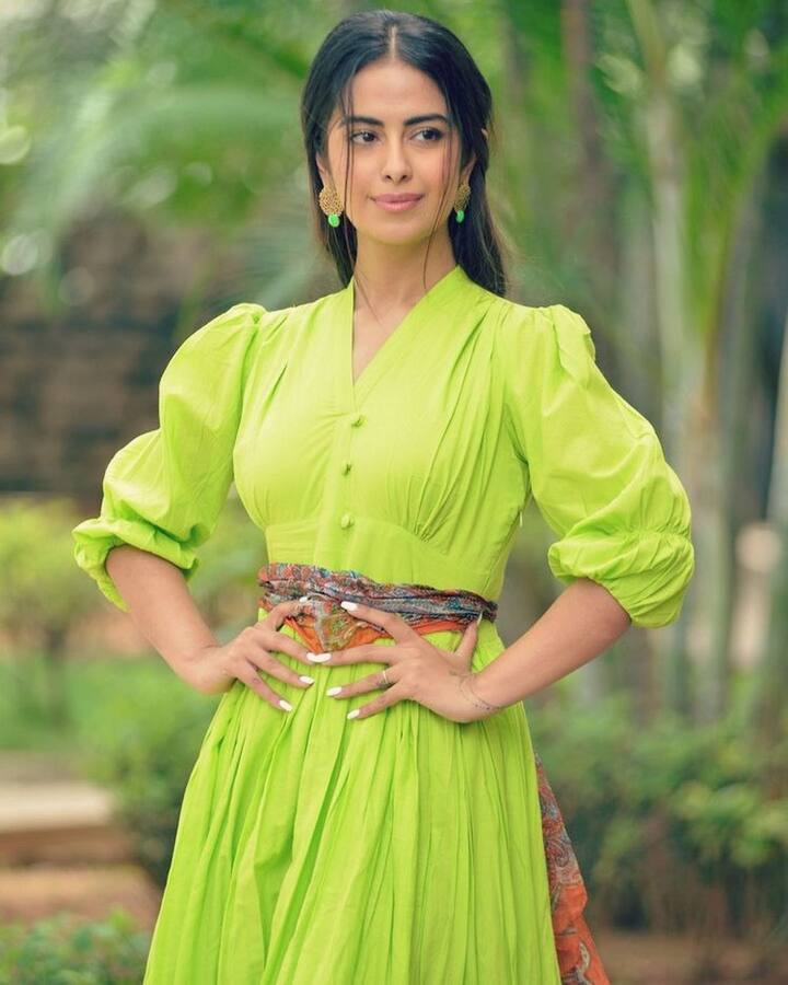 (Photo Credit: Instagram) ఈ క్రమంలో ఆమె నటించిన 'ఉయ్యాల జంపాల', 'సినిమా చూపిస్త మావ', 'ఎక్కడికి పోతావు చిన్నవాడా' లాంటి సినిమాలు మంచి విజయాలను అందుకున్నాయి.