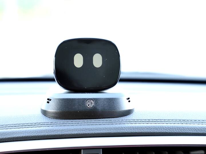 MG like always has packed in the Astor with technology and features. The digital instrument cluster is very logically laid out and easy to read with configurable displays including the ADAS features which we will talk about later. The 10.1inch central touchscreen looks smart along with a crisp touch functionality. However your attention is no doubt diverted to the AI assistant positioned upwards. It is certainly a unique thing and unlike any typical voice assistant which is there on many cars, this one actually talks with you, plus alongside using it for car controls like opening the sunroof, you can ask it to tell a joke, weather or anything plus there are even expressions that it gives and also looks at you.