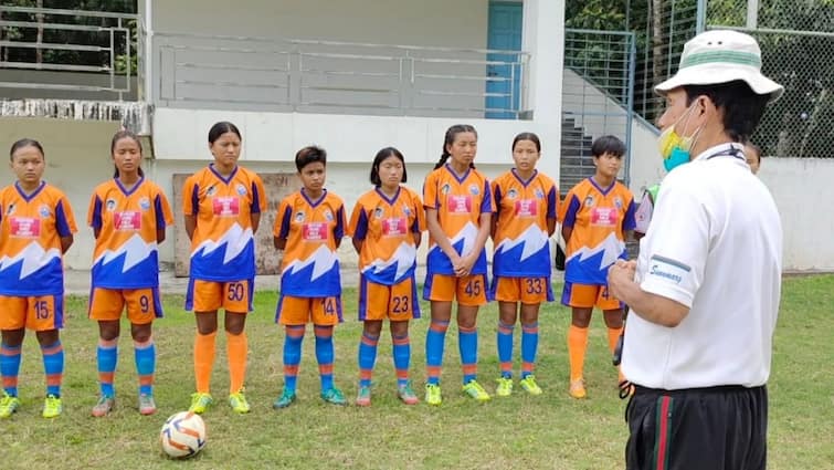 kalimpong the first girls residential football academy has been started in the hills. Darjeeling: জাতীয় স্তরে মহিলা ফুটবলার তৈরির ভাবনা, কালিম্পংয়ে পাহাড়ের বুকেই প্রস্তুতি শুরু