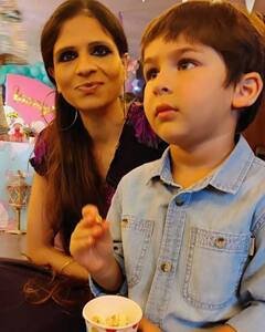 Taimur Ali Khan Puppet show में अपनी बुआ Saba Pataudi के साथ Popcorn खाते हुए आए नज़र