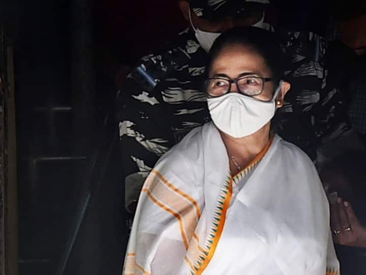 भवानीपुर सीट पर तृणमूल कांग्रेस (टीएमसी) सुप्रीमो बनर्जी का मुकाबला भारतीय जनता पार्टी (भाजपा) की प्रियंका टिबरेवाल और मार्क्सवादी कम्युनिस्ट पार्टी (माकपा) के श्रीजीब बिस्वास से है. निर्वाचन क्षेत्र की मतदाता के रूप में बनर्जी ने इलाके के मित्रा संस्थान में अपना मत डाला. विधानसभा क्षेत्र में कुछ जगहों से भाजपा और तृणमूल कांग्रेस के कार्यकर्ताओं के बीच धक्का-मुक्की होने की सूचना मिली है.