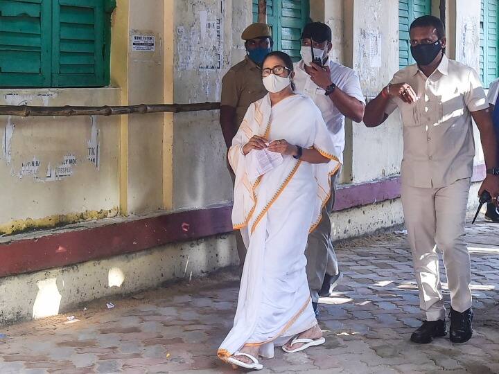 हालांकि, हाकिम ने सभी आरोपों को बेबुनियाद बताया है. उन्होंने सवाल किया, ‘‘क्या सड़क किनारे स्टॉल पर चाय पीने से मतदाता प्रभावित होते हैं? भाजपा जानती है कि वह उपचुनाव हार जाएगी और अब बहाने बना रही है.’’ सत्तारूढ़ दल द्वारा मतदान केन्द्र के अंदर नकली मतदाताओं को लाने के दावों को लेकर भवानीपुर में एक मतदान केन्द्र के बाहर तृणमूल और भाजपा के समर्थकों के बीच मामूली हाथापाई हुई. मतदान केन्द्र पर तैनात सुरक्षा बलों ने स्थिति को नियंत्रित किया.