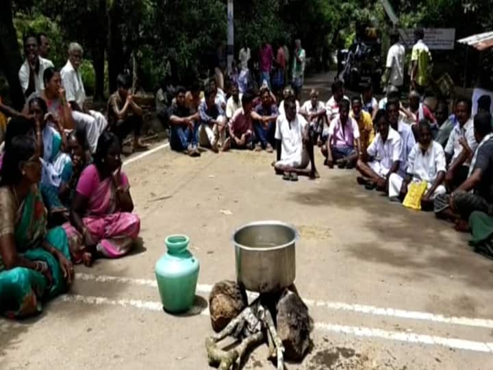 Theni: Mountain villagers cooking on the road demanding road facilities தேனி: சாலை வசதி கேட்டு சாலையில் சமைத்து போராட்டம் நடத்தும் மலை கிராம மக்கள்...!