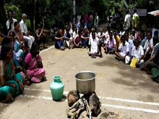 Theni: Mountain villagers cooking on the road demanding road facilities தேனி: சாலை வசதி கேட்டு சாலையில் சமைத்து போராட்டம் நடத்தும் மலை கிராம மக்கள்...!
