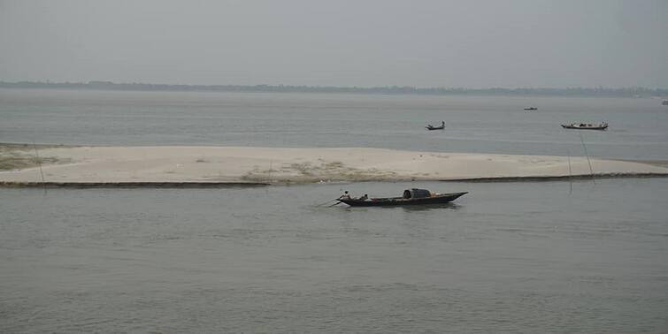 Bangladesh Four killed after boat capsized in middle of the Padma river Bangladesh : মাঝ পদ্মায় ওল্টাল নৌকা, মৃত ৪ ; নিখোঁজ ১১